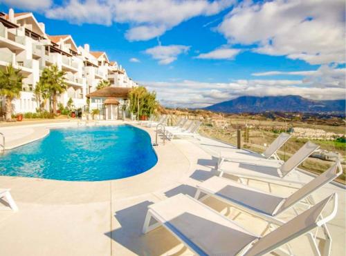 een villa met zwembad en ligstoelen bij Your dream is real in La Cala de Mijas