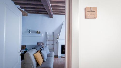 a living room with a couch and a fireplace at MontepulcianoLettings in Montepulciano