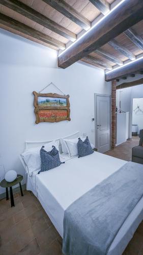 a bedroom with a large white bed in a room at MontepulcianoLettings in Montepulciano