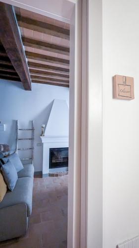 a living room with a couch and a fireplace at MontepulcianoLettings in Montepulciano