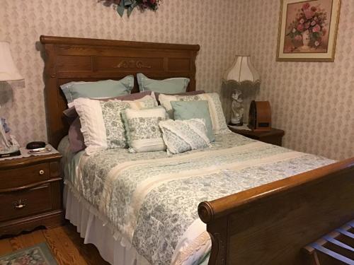 a bedroom with a large bed with pillows at Brookview Manor Inn in Canadensis
