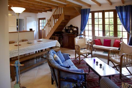 un salon avec un canapé et une table dans l'établissement La Villa Flore, à Saint-Jouin-Bruneval
