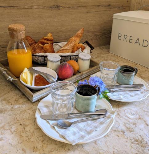 - un plateau de petit-déjeuner composé de pain et de jus d'orange dans l'établissement A Torra, à Ville-di-Paraso