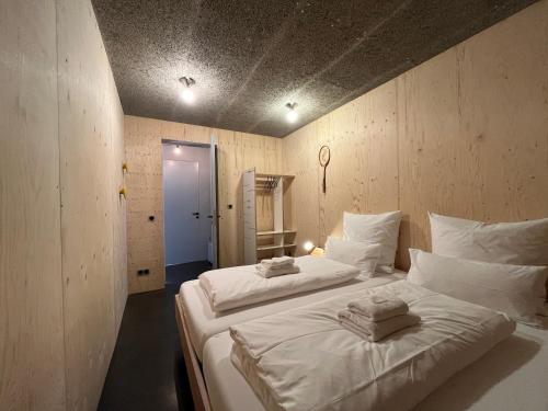 two white beds in a room with at MOMAI 1891- moderne Ferienwohnung in Maikammer