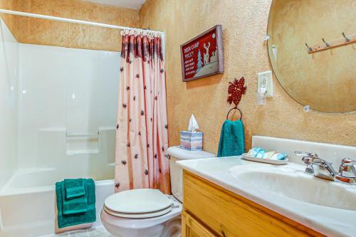 Ένα μπάνιο στο Peaceful Wautoma Retreat with Deck on 10 Acres!