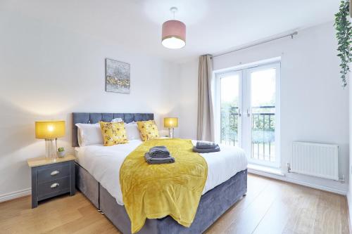 a bedroom with a bed with a yellow blanket on it at ESSEX Basildon 4 bedroom house 2 half bath in Basildon