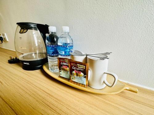 Příslušenství pro přípravu čaje a kávy v ubytování Mangrove Hotel Tawau