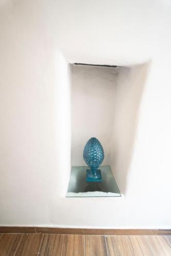a blue vase sitting in a niche in a wall at HOME 5 - Alcova in Putignano