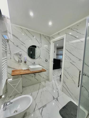Koupelna v ubytování Oltremare Luxury Suites