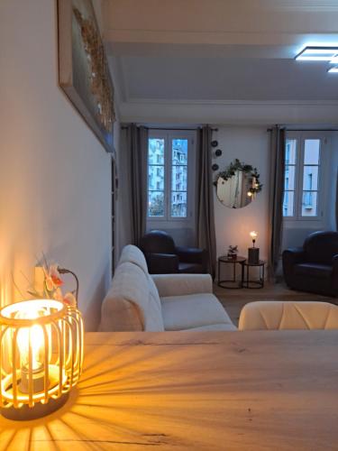 - un salon avec une table et une lampe dans l'établissement loft notre dame annecy, à Annecy