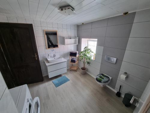 Телевизор и/или развлекательный центр в Ferienwohnung/Monteurwohnung im Herzen von Ahnatal