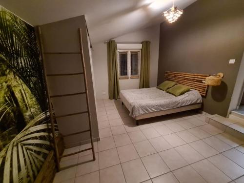 une chambre avec un lit et une fenêtre dans l'établissement Vacances, à Sénas