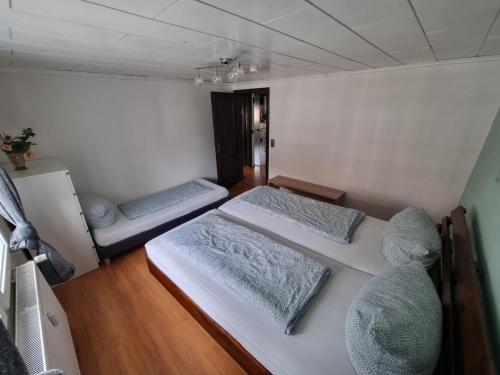 Кровать или кровати в номере Ferienwohnung/Monteurwohnung im Herzen von Ahnatal