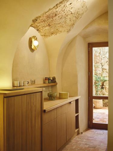 - une cuisine avec un plafond voûté et un comptoir dans l'établissement Ajaccio Hypercentre, Superbe appartement dans une ancienne écurie du XVIIIe Siècle, à Ajaccio