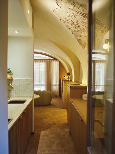 - une grande cuisine avec une voûte dans une chambre dans l'établissement Ajaccio Hypercentre, Superbe appartement dans une ancienne écurie du XVIIIe Siècle, à Ajaccio