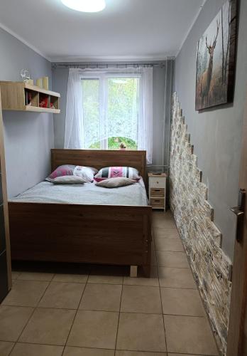 Un pat sau paturi într-o cameră la Apartament Przy Parku