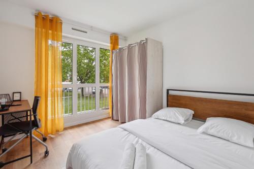 Duplex apartment downtown with parking