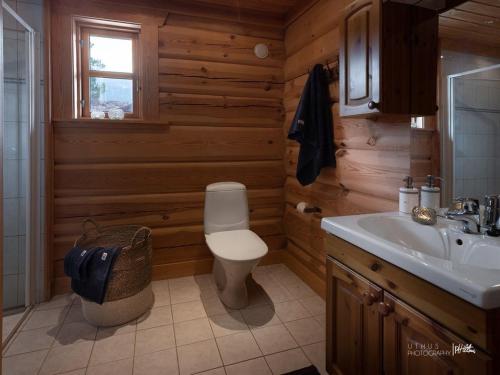Koupelna v ubytování Hyggelig laftehytte på 140kvm med Ski-In/Out