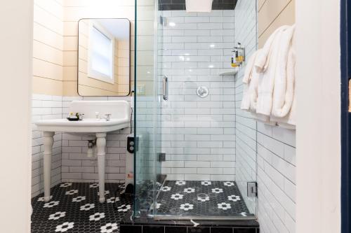 Bilik mandi di The Morgan Hotel Martha's Vineyard