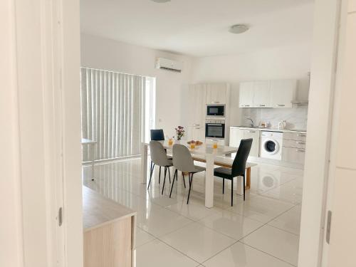 Η κουζίνα ή μικρή κουζίνα στο Lovely room next to st Julians