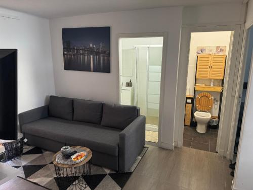- un salon avec un canapé et des toilettes dans l'établissement 4 pièces à Nice - 20 min de la plage, à Nice