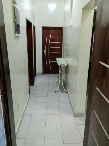 een hal met een deur en een kruk in een badkamer bij Ouslane Appart-1 in Cotonou