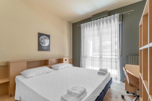 a bedroom with a bed and a window at Mi Casa FRASCHINI in Milan