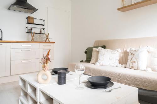 un salon avec un canapé et une table basse dans l'établissement Appartement Lavoisier - Welkeys, à Puteaux