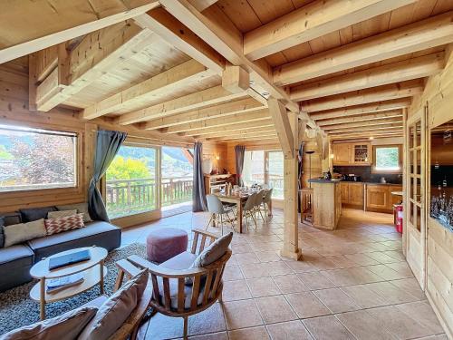 un salon avec un canapé et une table dans l'établissement Chalet Leonie - 10 pers - proche centre, aux Gets