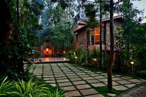 Taman di luar Sereno Pool Villa Chikmagalur