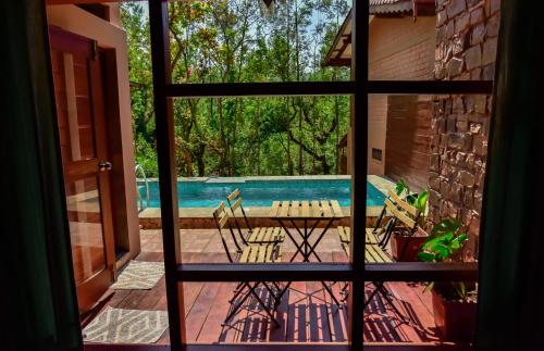 Kolam renang di atau dekat dengan Sereno Pool Villa Chikmagalur
