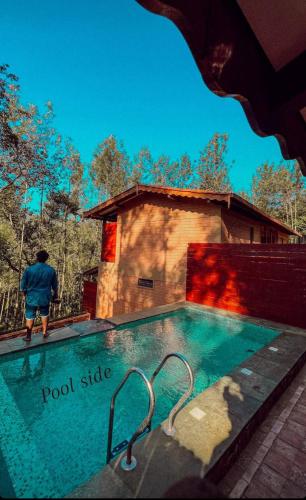 Kolam renang di atau dekat dengan Sereno Pool Villa Chikmagalur