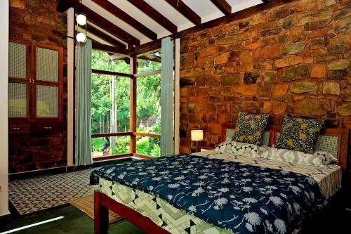 Katil atau katil-katil dalam bilik di Sereno Pool Villa Chikmagalur