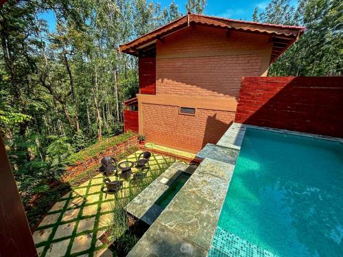 Kolam renang di atau dekat dengan Sereno Pool Villa Chikmagalur