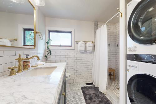 Un baño con lavabo y lavadora. en Historic Valley View, en Waitsfield
