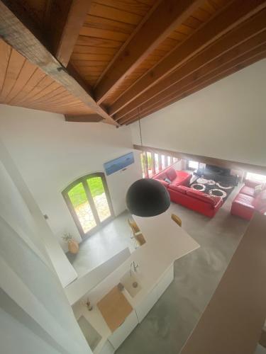 - une vue sur la cuisine et le salon dans l'établissement VILLA DOMAINE du DOUC, à Liposthey