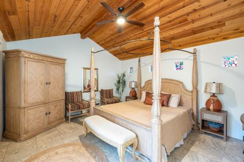 Khu vực ghế ngồi tại NEW The Andante with spectacular backyard oasis