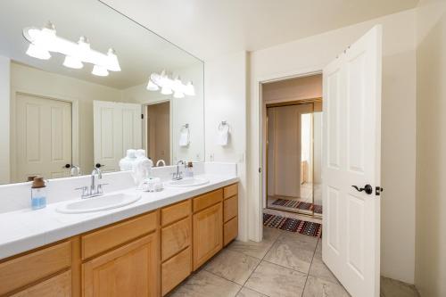 Phòng tắm tại NEW The Andante with spectacular backyard oasis