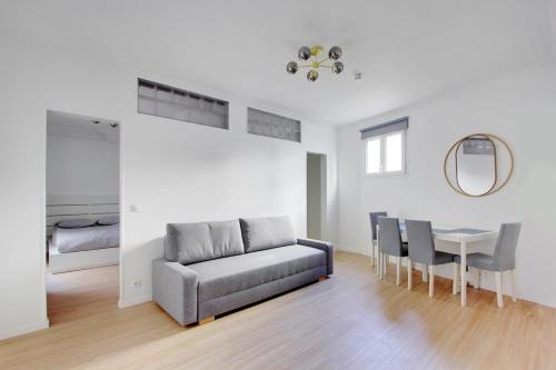 un salon avec un canapé et une table dans l'établissement Flex Living - whole house - Claude Bernard, à Paris