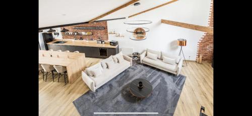 - un salon avec deux canapés blancs et une table dans l'établissement Rooftop Luxury Loft, à Calais