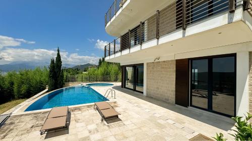Bazén v ubytování Villa Tivat Bay View nebo v jeho okolí