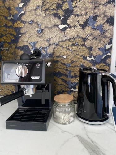 une cafetière assise au-dessus d'un comptoir dans l'établissement Studio hypercentre élégant et chic, à Évreux