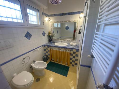 Et badeværelse på Gioia con vista SoleMare