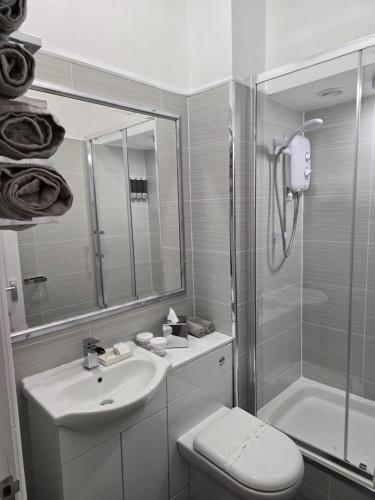Bilik mandi di Rooms at the Boot and Shoe