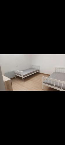 Cette chambre comprend un lit et un cadre de lit. dans l'établissement Maison Spacieuse avec Jardin, à Gouesnach