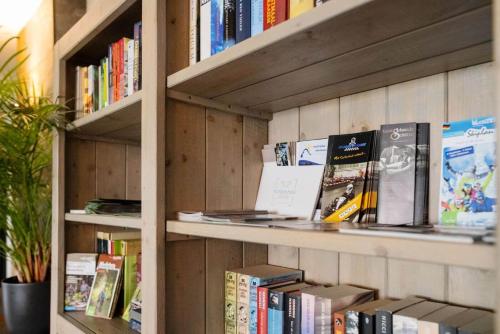 a book shelf with many books on it at Gruppenhaus Haus BerchStein in Winterberg