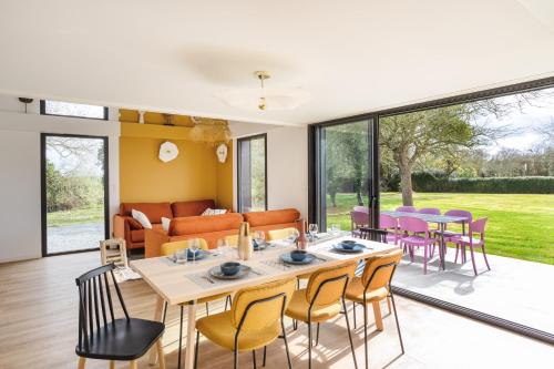 une salle à manger avec une table et des chaises dans l'établissement Terra Lodge - maison avec piscine proche plages, à Saint-Alban