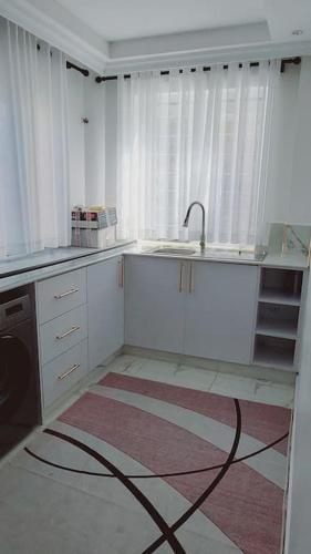 JK Residence Kikuyuにあるキッチンまたは簡易キッチン