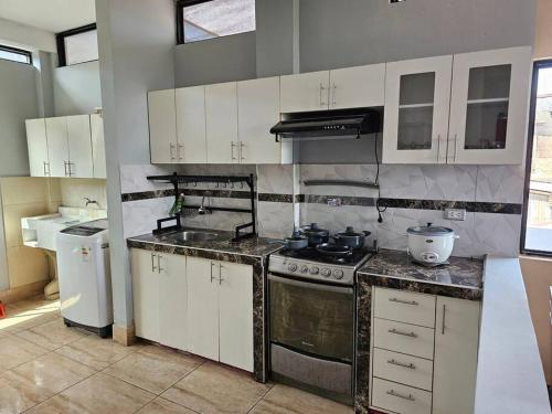 プカルパにあるDepartamento de ambiente familiar y centrico Pucallpaのキッチン(コンロ、シンク付)