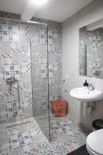 a bathroom with a shower and a sink at Ego apartmanii in Ćuprija
